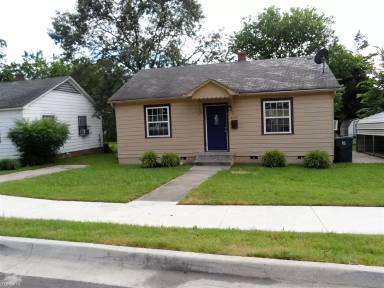 Main picture of 2608 S Elm St
