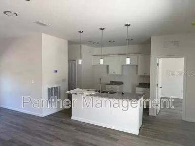 Main picture of 7379 Helliwell St