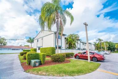 Main picture of 636 NE 195th St