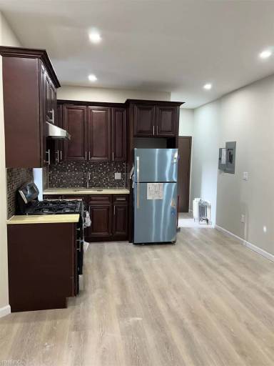 Main picture of 456 Herzl St