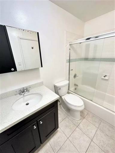 Main picture of 1587 Oxford St