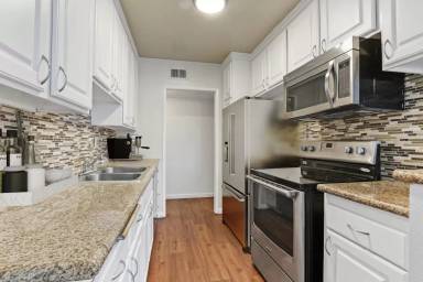 Main picture of 21845 Saticoy St