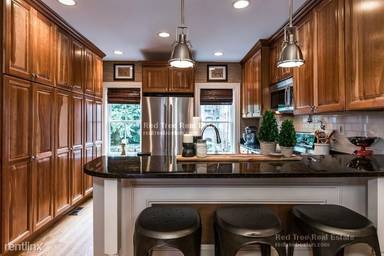 Main picture of 1 Greenwich Ct