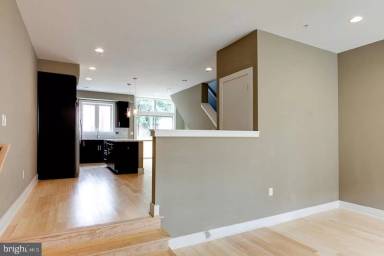 Main picture of 1223 E Oxford St