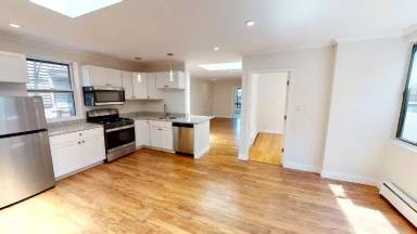 Main picture of 214 Hanover St