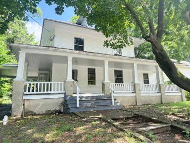 Main picture of 303 E 6th St