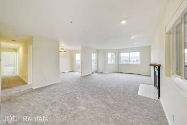 Main picture of 695 Monterey Blvd