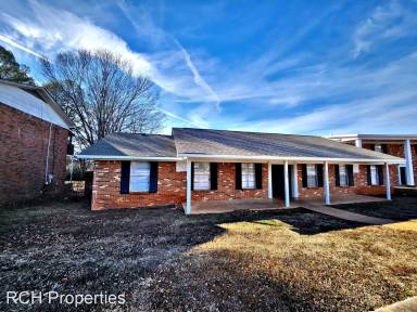 Main picture of 208 Cloverleaf Dr