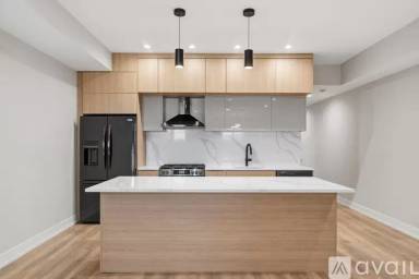 Main picture of 7516 N Eastlake Ter
