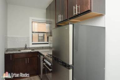 Main picture of 429 1/2 W Belden Ave