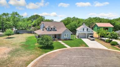 Main picture of 903 Hawthorn Ln
