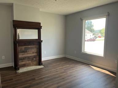 Main picture of 494 E Main St