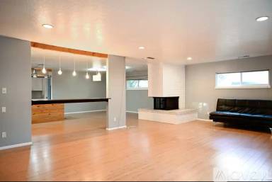 Main picture of 7106 Shoshone Rd NE
