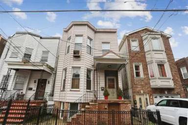 Main picture of 137 Charles St