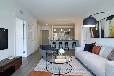 Main picture of 826 W Van Buren St