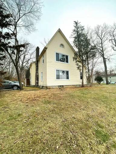 Main picture of 734 N River St