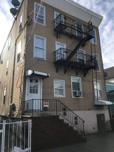 Main picture of 317 Warren St