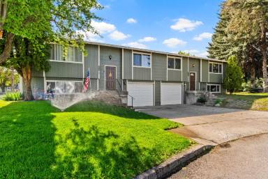 Main picture of 2715 N Whipple Ct