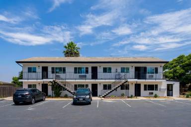 Main picture of 968 S Mollison Ave