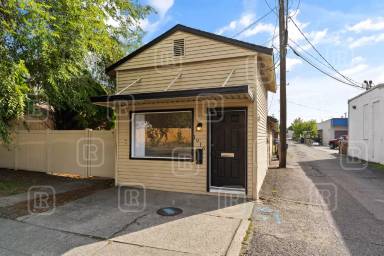 Main picture of 1916 N Howard St