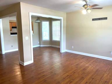 Main picture of 319 E Perry Ave