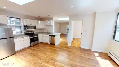 Main picture of 214 Hanover St