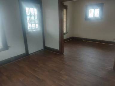 Main picture of 2943 E 126th St