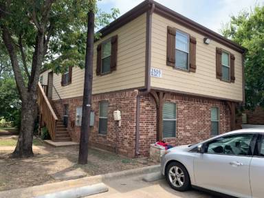 Main picture of 2505 W Prairie St