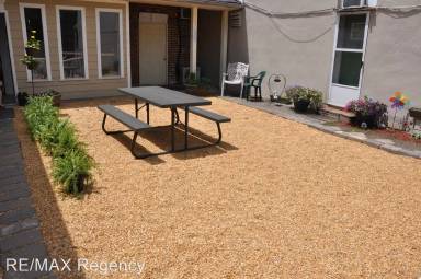 Main picture of 216 E Madison St