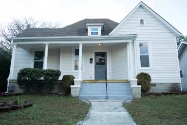 Main picture of 207 E Caldwell Ave
