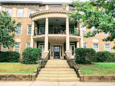 Main picture of 3012 Monument Ave