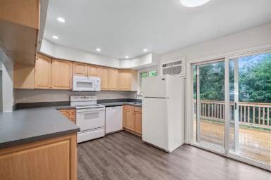 Main picture of 72 Village Ct