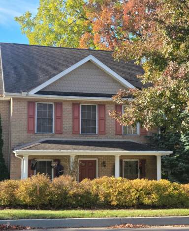 Main picture of 425 E Oak St