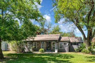 Main picture of 207 Hackberry St