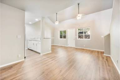 Main picture of 2237 S Hervey St