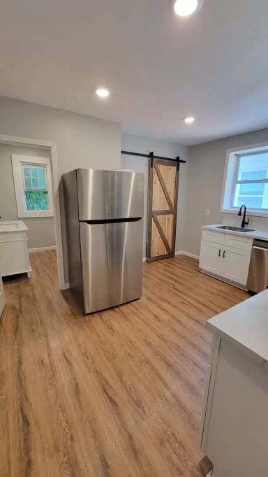 Main picture of 321 W 7th St