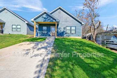 Main picture of 721 E Texas St