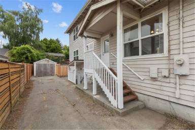 Main picture of 808 NE 70th St