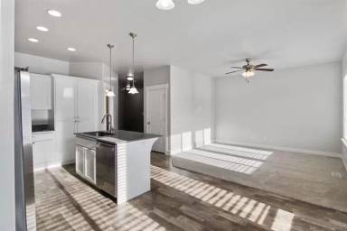 Main picture of 219 W Silver Springs Dr