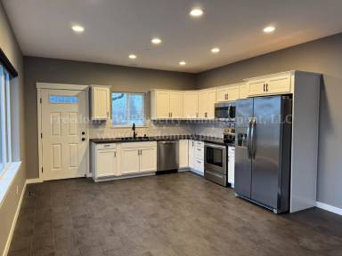Main picture of 1039 S Gold St