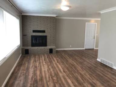 Main picture of 386 W Locust St