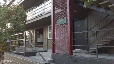 Main picture of 2819 Derby St