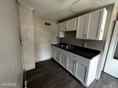 Main picture of 900 N Dodge St