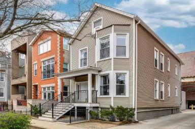 Main picture of 1742 W Roscoe St
