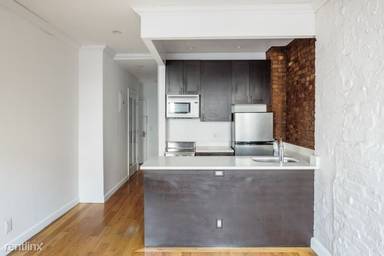 Main picture of 249 E 10th St