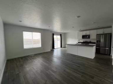 Main picture of 1057 W Fox Run Ave