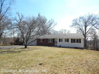 Main picture of 910 W Lathrop Rd