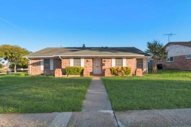 Main picture of 2400 Pinehurst Ln