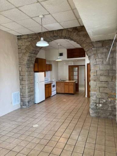 Main picture of 600 W High St