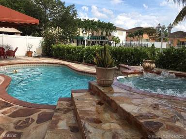 Main picture of 15560 SW 14th St